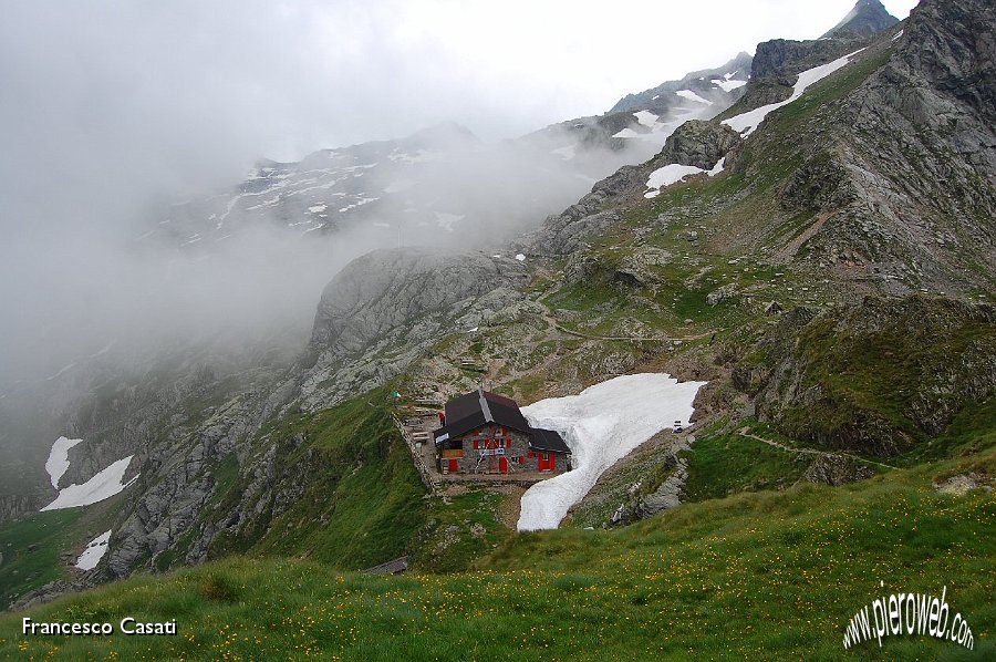 10 Mi allontano dal rifugio-pioviggina.jpg